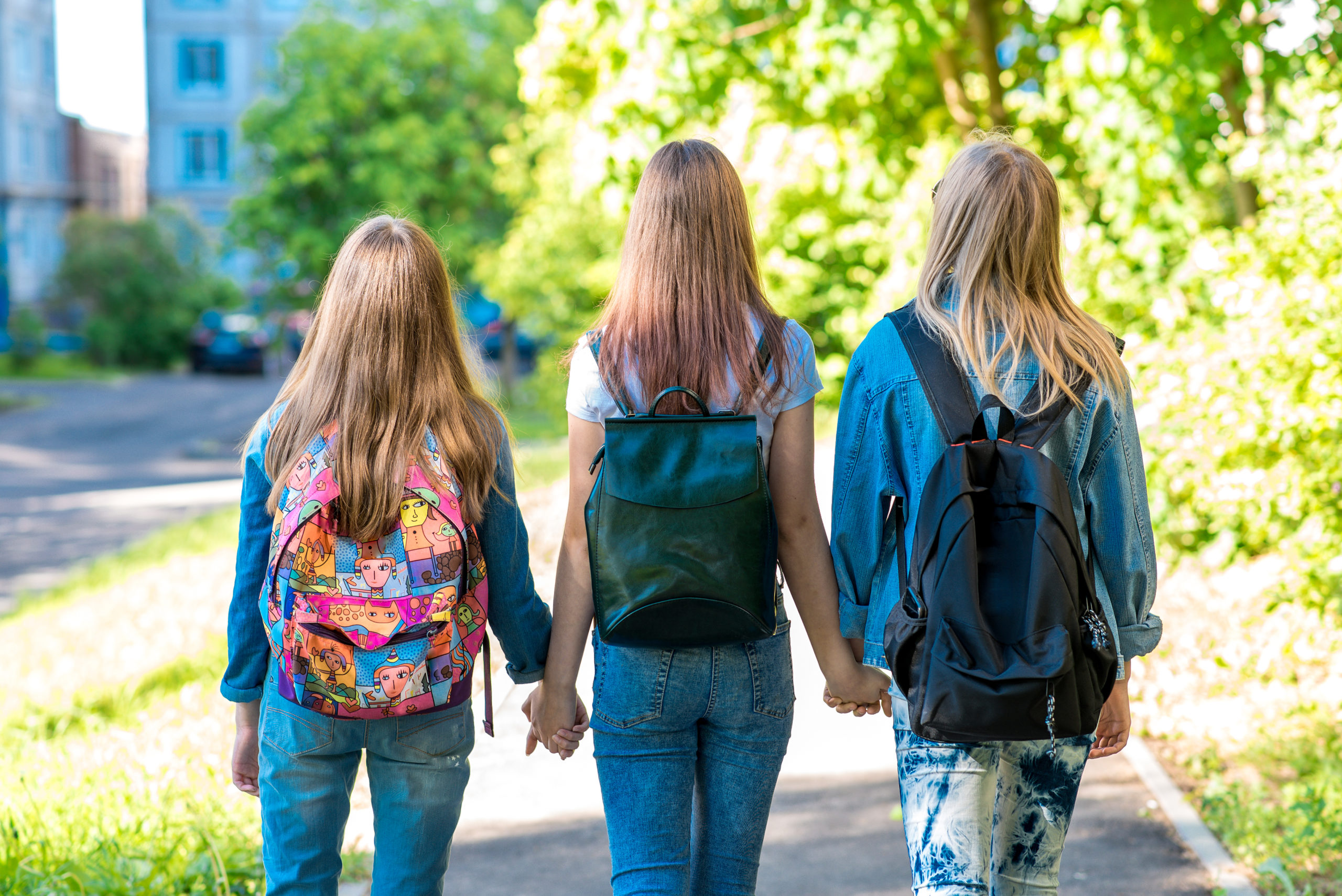 Go to school 3. Фото три девочки идут в школу. Лето в городе девочки школьницы. Девочки летом идут из школы. Подростки с сумками идут по улице.