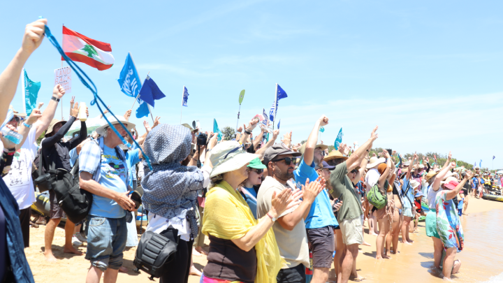 Thousands of Rising Tide supporters roar with victory on Horseshoe Beach at around 11.30 am on Sunday 24 November as it became apparent that the unapproved protest succeeded in turning away a coal ship